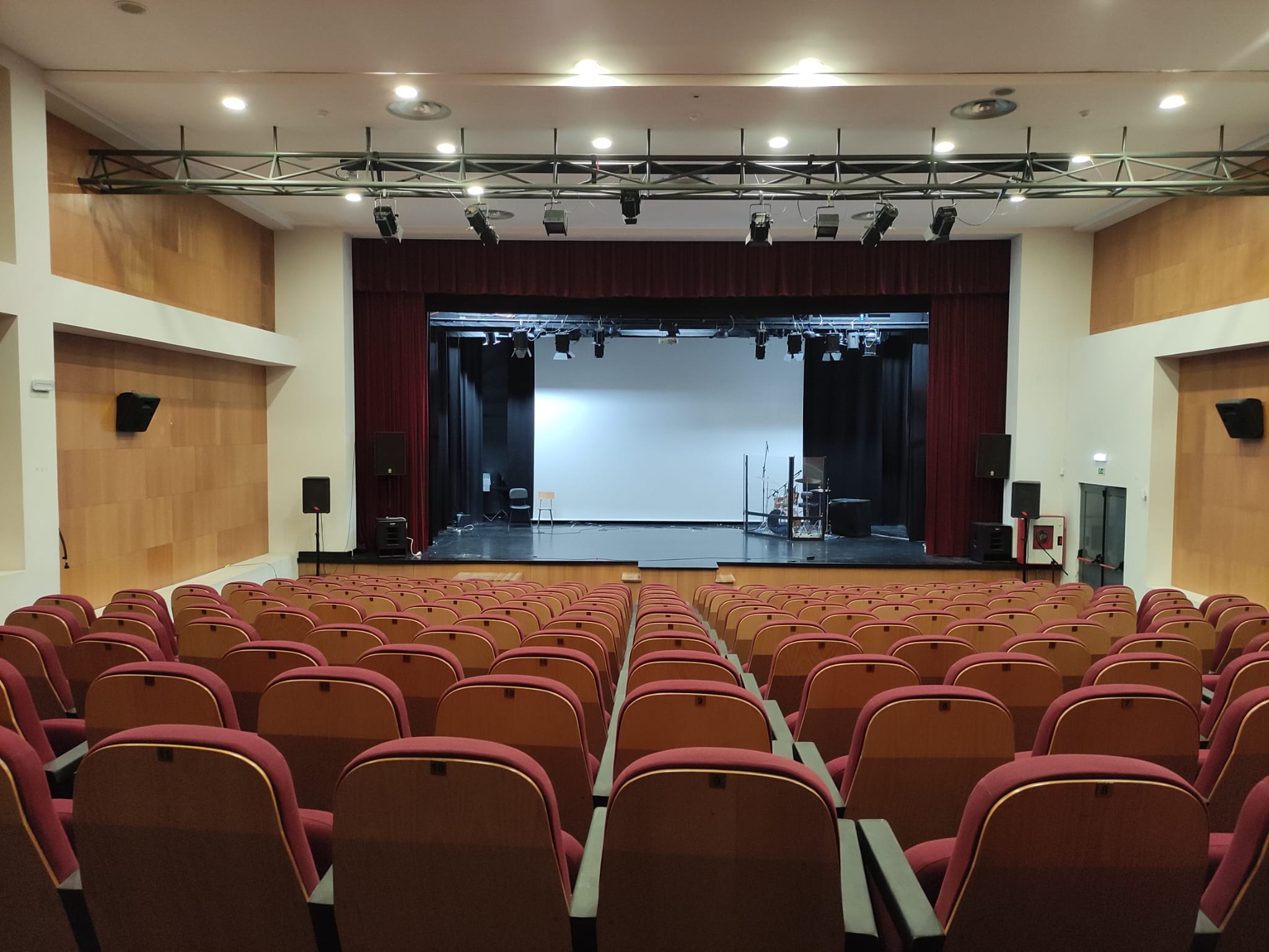 Palco do auditório visto da plateia